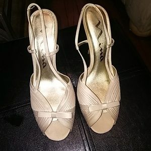 Size 9 Beautiful sling back heel